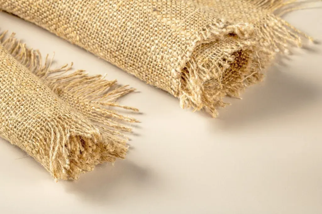 Zastosowanie materiału jutowego w ogrodzie